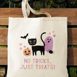 Schattigee pastel halloween geen trucs alleen trak tote bag<br><div class="desc">Deze schattige canvas tas is perfect voor al die Halloween snoep lekkernij! Het heeft een handgetekende zwarte kat,  geest,  jack-o-lantaarn pompoen,  vleermuis,  spin,  en sterren in een kleurenschema zwart,  pastelroze,  paarse en perzik. Eenvoudige typografie luidt: "GEEN TRUCS,  ALLEEN TRAKTATIES" in bijpassende pastelkleuren. * Originele illustratie door Orabella Prints.</div>