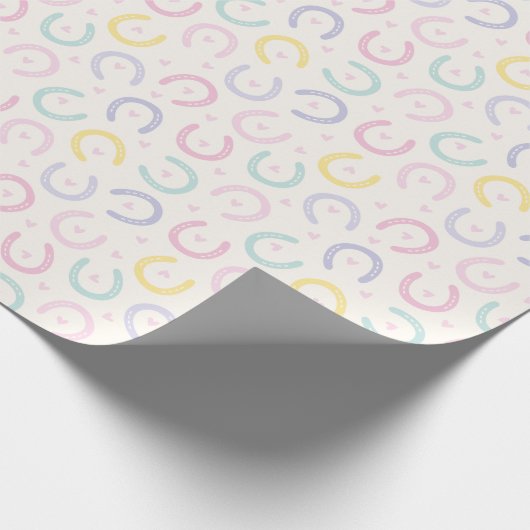 Schattigee Pastel Hoefijzers en harten op crème Cadeaupapier (Hoek)
