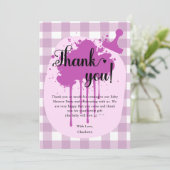 Schattigee Pastel Paarse Gingham Baby shower Bedankkaart (Staand voorkant)