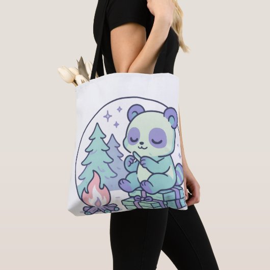 Schattigee Pastel Panda bij het kampvuur met gesch Tote Bag (Dichtbij)