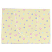 Schattigee pastelschelpen en parels in gele chiffo groot cadeauzakje (Achterkant)