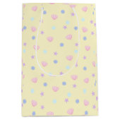 Schattigee pastelschelpen en parels in Lemon Chiff Medium Cadeauzakje (Voorkant)