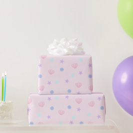 Schattigee pastelschelpen en parels in roze cadeaupapier