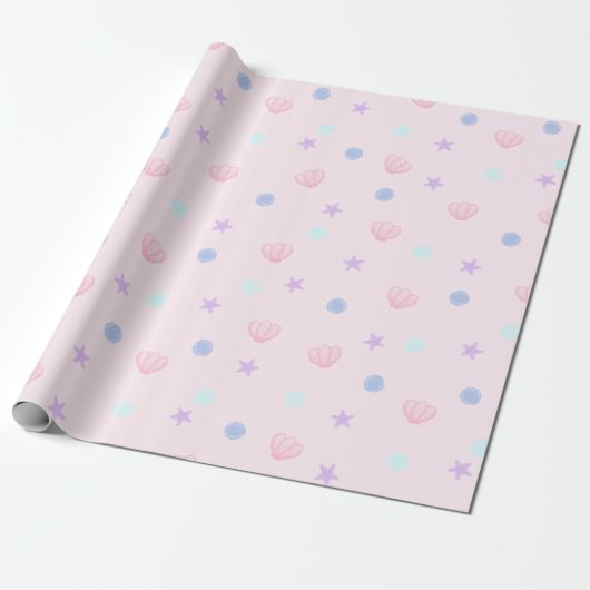 Schattigee pastelschelpen en parels in roze cadeaupapier (Uitgerold)