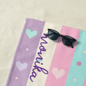 Schattigee pastelstrepen Harten Polka Dots Monogra Strandlaken (In situ)