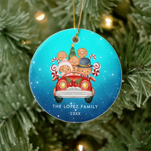 Schattigee peperkoek familie van 5 in rode auto keramisch ornament (Boom)