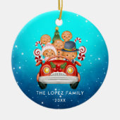 Schattigee peperkoek familie van 5 in rode auto keramisch ornament (Voorkant)