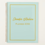 Schattigee persoonlijke minimalistische geiser bla planner<br><div class="desc">Blijf op de hoogte van uw planning met deze Schattigee persoonlijke minimalistische Geyser & Gold Solid Color Monthly Planner. Ontworpen met eenvoud en elegantie in het achterhoofd, deze planner is voorzien van een rustgevende geiser blauwe cover aangevuld met chique gouden accenten, het creëren van een stijlvolle en serene look die...</div>