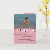 Schattigee peuter op het strand verjaardag Wenskaa Kaart (Gele Bloem)