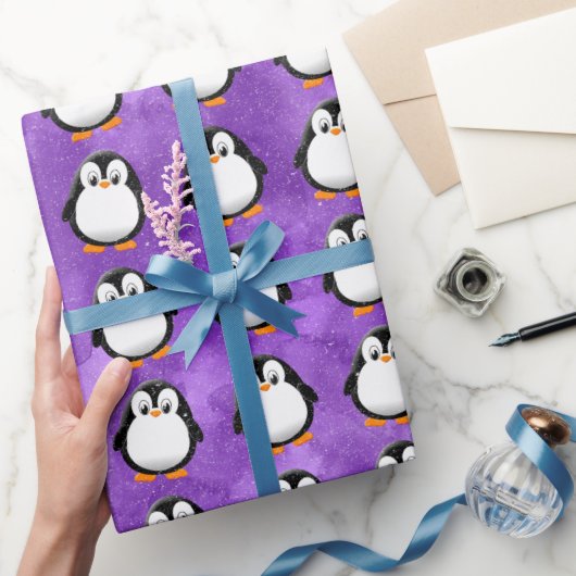 Schattigee Pinguïn Cartoon Custom Paarse Waterverf Cadeaupapier (Geschenken)