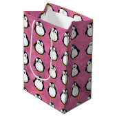 Schattigee Pinguïn Cartoon Custom Roze Waterverf Medium Cadeauzakje (Voorkant Gekanteld)