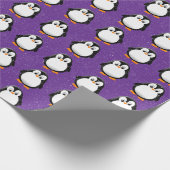 Schattigee Pinguïn Cartoon Custom Winter Paarse Cadeaupapier (Hoek)