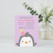 Schattigee pinguïn december Paarse verjaardagsfees Kaart (Staand voorkant)