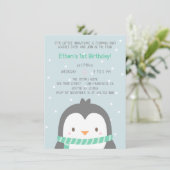 Schattigee pinguïn en sjaal verjaardagsfeestuitnod kaart (Staand voorkant)