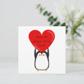 Schattigee pinguïn met een groot rood hart - vierk feestdagenkaart (Staand voorkant)