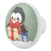 Schattigee pinguïn met kerstcadeaus in de sneeuwva keramische knop (Rechts)
