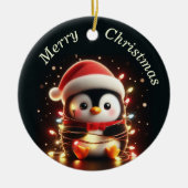 Schattigee pinguïn verpakt in kerstverlichting keramisch ornament (Voorkant)