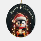 Schattigee pinguïn verpakt in kerstverlichting keramisch ornament (Links)