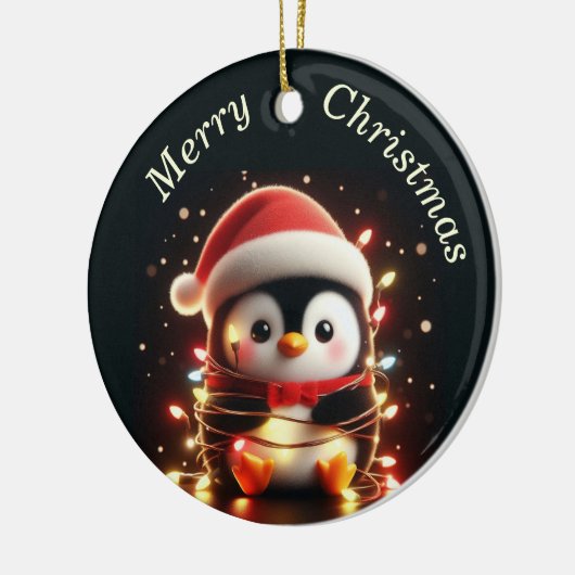 Schattigee pinguïn verpakt in kerstverlichting keramisch ornament (Links)