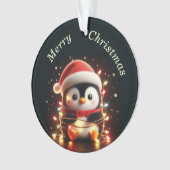 Schattigee pinguïn verpakt in kerstverlichting ornament (voorkant)