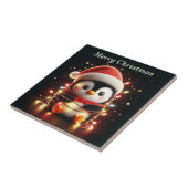 Schattigee pinguïn verpakt in kerstverlichting tegeltje (Zijkant)