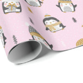 Schattigee Pinguïns met bomen, sneeuw en geschenke Cadeaupapier (Rol Hoek)