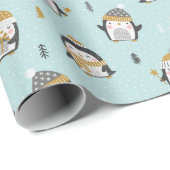 Schattigee pinguïns met kleine boompjes op lichtbl cadeaupapier (Rol Hoek)
