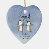 Schattigee pinguïns monogrammed verloofd keramisch ornament (Rechts)