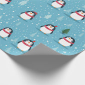 Schattigee pinguïns op lichtblauw met sneeuwvlokke cadeaupapier (Hoek)