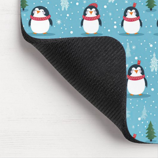 Schattigee pinguïns op lichtblauw met sneeuwvlokke muismat (Hoek)