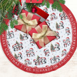 Schattigee pinguïns Patroon Familienaam Vrolijk Ke Kerstboom Rok<br><div class="desc">Personaliseer deze unieke feestelijke kerstboomrok met uw familienaam. U kunt de sjabloon ook gebruiken om uw begroetingen te typen. Deze witte en rode rok heeft een patroon van schattige pinguïns die plezier hebben tijdens de feestdagen - ze versieren kerstbomen,  gaan schaatsen en ontmoeten familie en vrienden.</div>