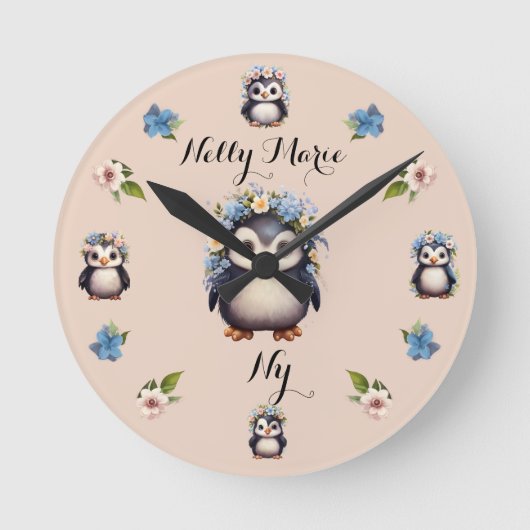 Schattigee Pinguïns Roze Naam en Initialen Ronde Klok (Voorkant)