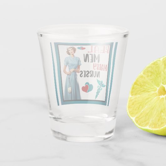 Schattigee Pinup_ Echte Mannen Trouwen Verpleegkun Shot Glas (Achterkant)