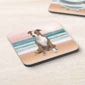 Schattigee Pitbull Dog Zittend op het strand met z Bier Onderzetter (Linkerzijde)