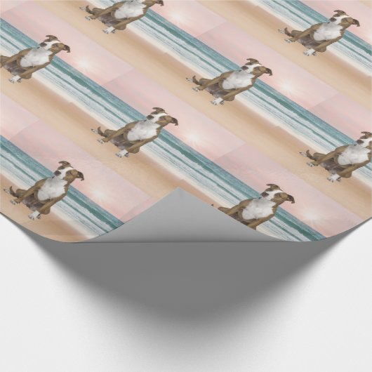 Schattigee Pitbull Dog Zittend op het strand met z Cadeaupapier (Hoek)