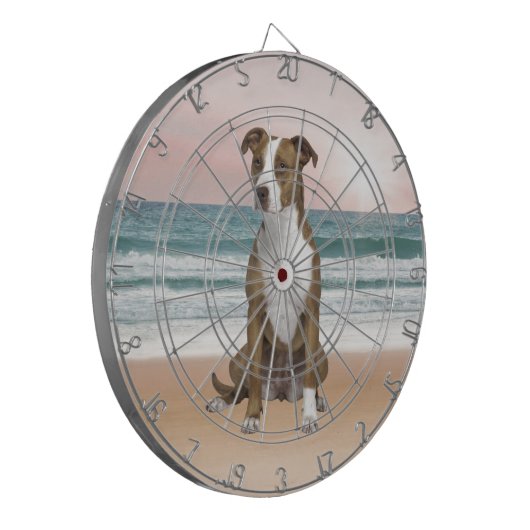 Schattigee Pitbull Dog Zittend op het strand met z Dartbord (Voorkant Links)