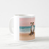 Schattigee Pitbull Dog Zittend op het strand met z Koffiemok (Voorkant links)