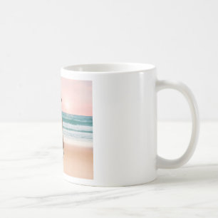 Schattigee Pitbull Dog Zittend op het strand met z Koffiemok