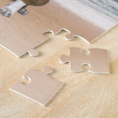 Schattigee Pitbull Dog Zittend op het strand met z Legpuzzel (Zijkant)