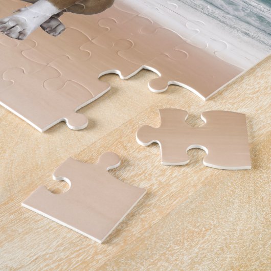 Schattigee Pitbull Dog Zittend op het strand met z Legpuzzel (Zijkant)