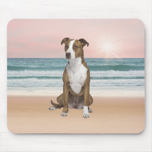 Schattigee Pitbull Dog Zittend op het strand met z Muismat (Voorkant)