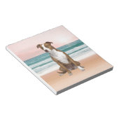 Schattigee Pitbull Dog Zittend op het strand met z Notitieblok (Schuin)