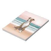 Schattigee Pitbull Dog Zittend op het strand met z Notitieblok (Linkerzijde)