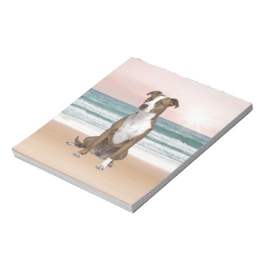 Schattigee Pitbull Dog Zittend op het strand met z Notitieblok (Linkerzijde)