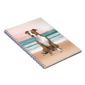 Schattigee Pitbull Dog Zittend op het strand met z Notitieboek (Rechterzijde)