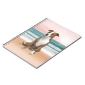 Schattigee Pitbull Dog Zittend op het strand met z Notitieboek (Linkerzijde)