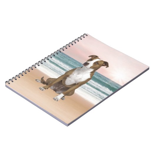 Schattigee Pitbull Dog Zittend op het strand met z Notitieboek (Linkerzijde)