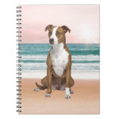 Schattigee Pitbull Dog Zittend op het strand met z Notitieboek (Voorkant)