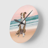 Schattigee Pitbull Dog Zittend op het strand met z Ronde Klok (Hoek)