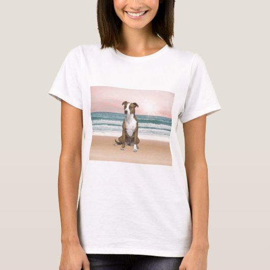 Schattigee Pitbull Dog Zittend op het strand met z T-shirt (Voorkant)